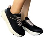 Μαύρα sneakers με κορδόνια και έντονη λευκή σόλα