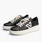 Μαύρα sneakers με αποσπώμενα στρας στα κορδόνια
