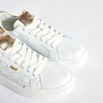 Λευκά sneaker με χρυσές λεπτομέρειες και μοτίβο