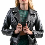 Μαύρο biker jacket με μεταλλικές λεπτομέρειες και ζώνη
