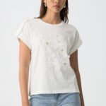 Λευκό t-shirt με ανάγλυφα λουλούδια και χρυσές λεπτομέρειες
