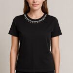 Μαύρο t-shirt με στρας στη λαιμόκοψη