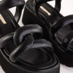 Μαύρα flatform πέδιλα με πλέξη και χρυσή λεπτομέρεια