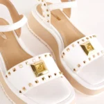 Λευκά flatform πέδιλα με χρυσά τρουκς και διακοσμητικό logo