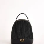Μαύρη backpack τσάντα με χρυσό λογότυπο και υφαντή υφή