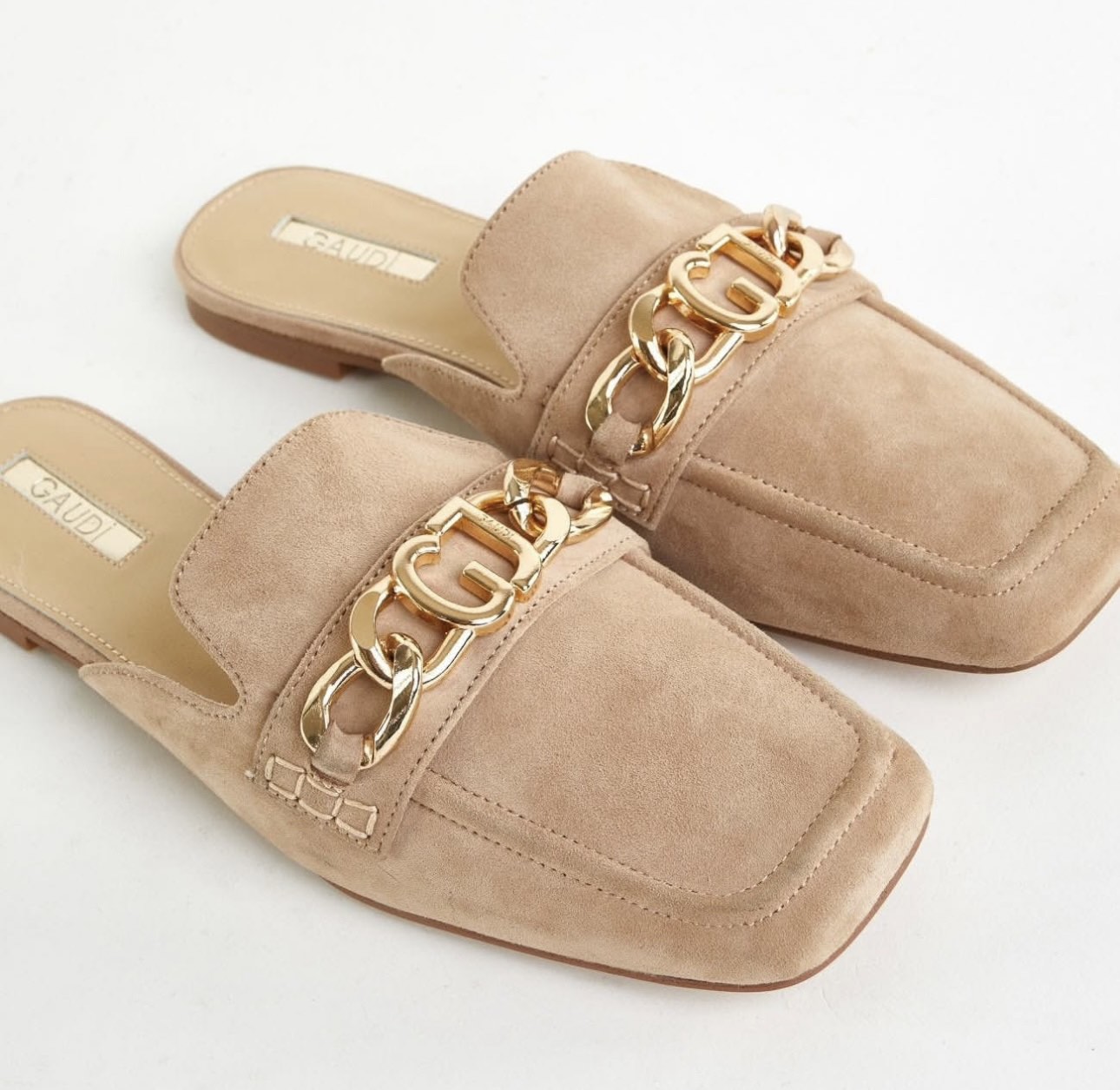 GDS51 Μπεζ mule slip on με χρυσή διακοσμητική αλυσίδα -2 Μπεζ σουέτ mule με χρυσή αλυσίδα - Image 1