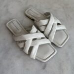 Λευκά δερμάτινα slides με λουράκια και τετράγωνη μύτη