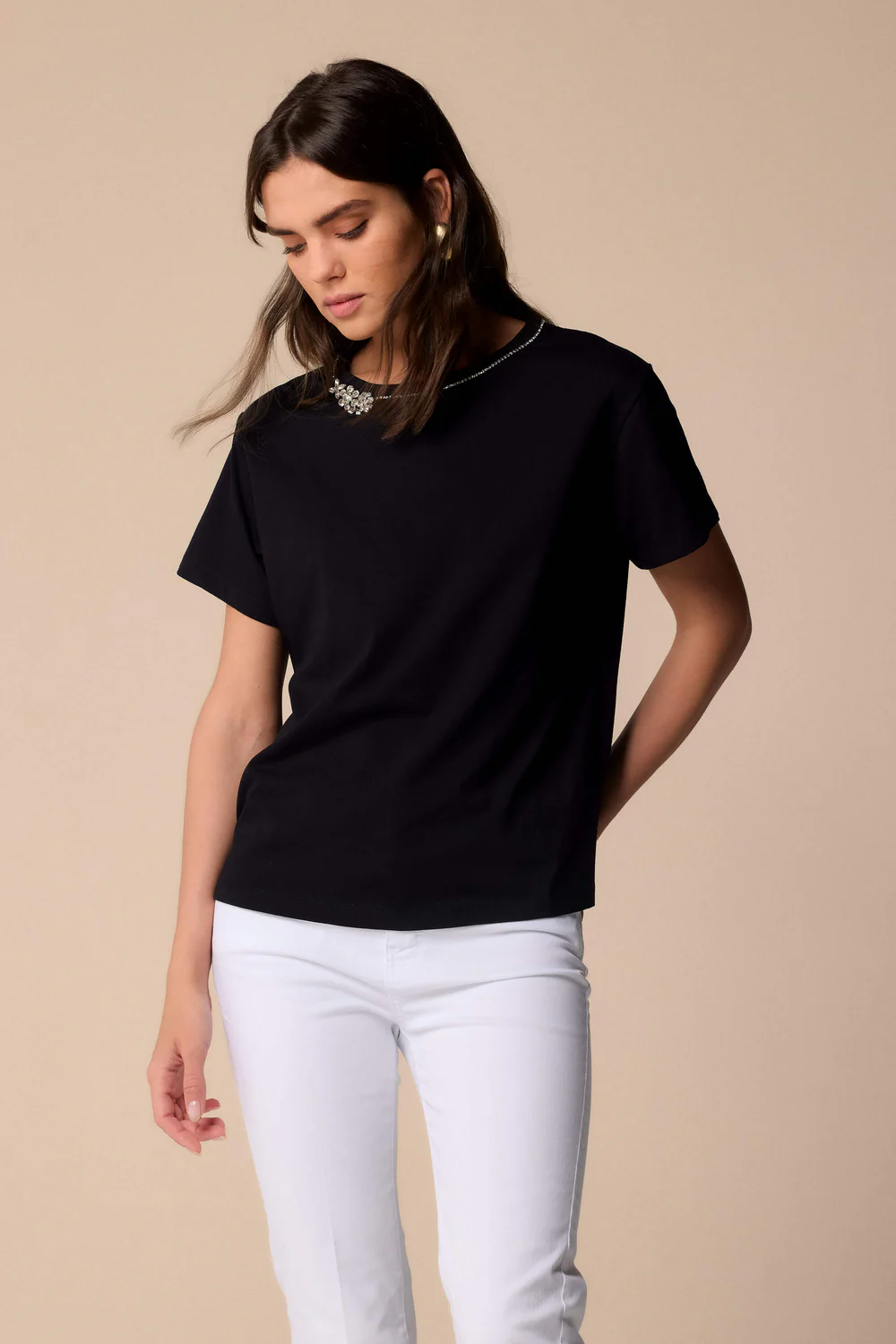 KOEA52BL Μαύρο tshirt με στρογγυλή λαιμόκοψη διακοσμημένη με ασημένιο σιρίτι και στρας -1 Μαύρο tshirt με στρογγυλή λαιμόκοψη και στρας - Image 1