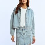 Ανοιχτόχρωμο denim jacket με στρας και ίσια γραμμή