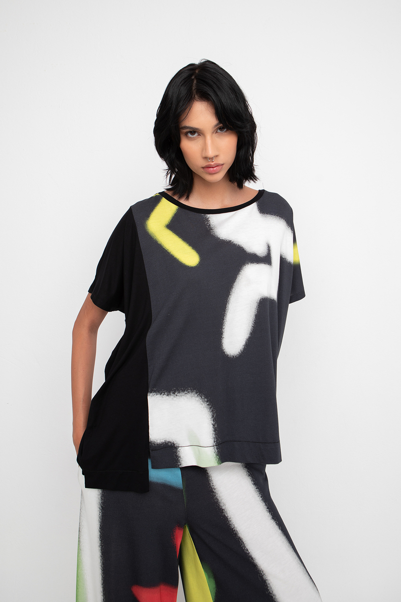 ΟΖ0952 Oversized μπλούζα με πολύχρωμο σπρέι μοτίβο στην μπροστινή επιφάνεια -2 Oversized μπλούζα με πολύχρωμο σπρέι μοτίβο - Image 1