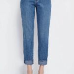 Straight τζιν σε μπλε denim απόχρωση με ίσια γραμμή