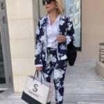 Μπλε εμπριμέ σακάκι με floral τύπωμα