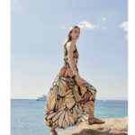 Εμπριμέ maxi φόρεμα με μαύρες λεπτομέρειες