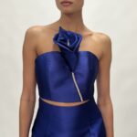 Strapless μπλε crop top με κρίνο και διακοσμητικά στρας