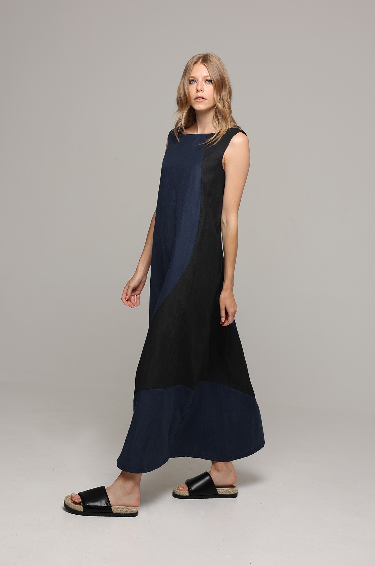 OZ0832 Maxi φόρεμα μπλε σκούρο με μαύρη πλευρά plus size άνετη γραμμή αμάνικο σχεδιαστικό ρούχο -4 Μπλε σκούρο maxi φόρεμα με μαύρη κυματιστή πλευρά - Image 1