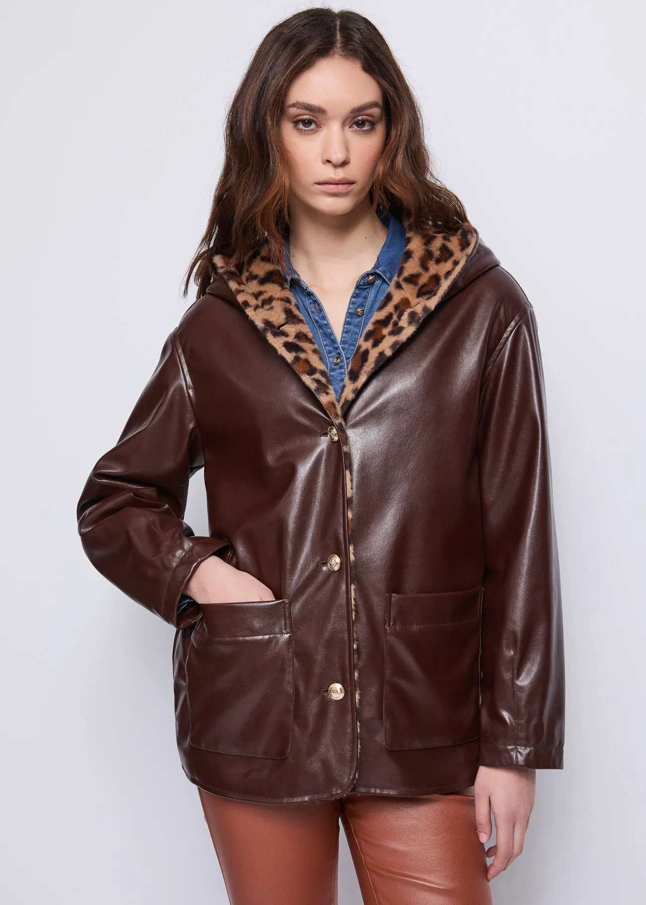 BD12GD62 Δερμάτινο jacket επενδεδυμένο με λεοπάρ γούνα και κουκούλα -1 Δερμάτινο jacket με λεοπάρ επένδυση και κουκούλα - Image 1