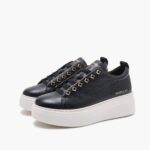 Μαύρα δερμάτινα sneakers με μεταλλικές λεπτομέρειες