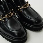 Μαύρα loafers με μεταλλικό στοιχείο και τακούνι
